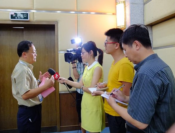 “柯有伦官宣老婆怀孕 娇妻8个月大孕肚曝光”