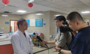 “新生儿握住的小拳头能掰开吗？”