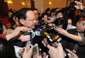 “拜托，请别让孩子吸二手烟了，三手烟危害也超乎想象！”