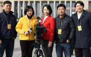 “裴勇俊陪孕妻散步 朴秀珍挺孕肚四肢纤细”