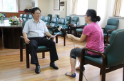 “喷奶漏奶被拍 揭女星公开哺乳的不自然”