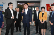 “辣妈马伊琍与老公秀恩爱 可胸去哪儿了？”
