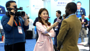 “章子怡抱女儿为汪峰庆生 颜值落差要逆天！”